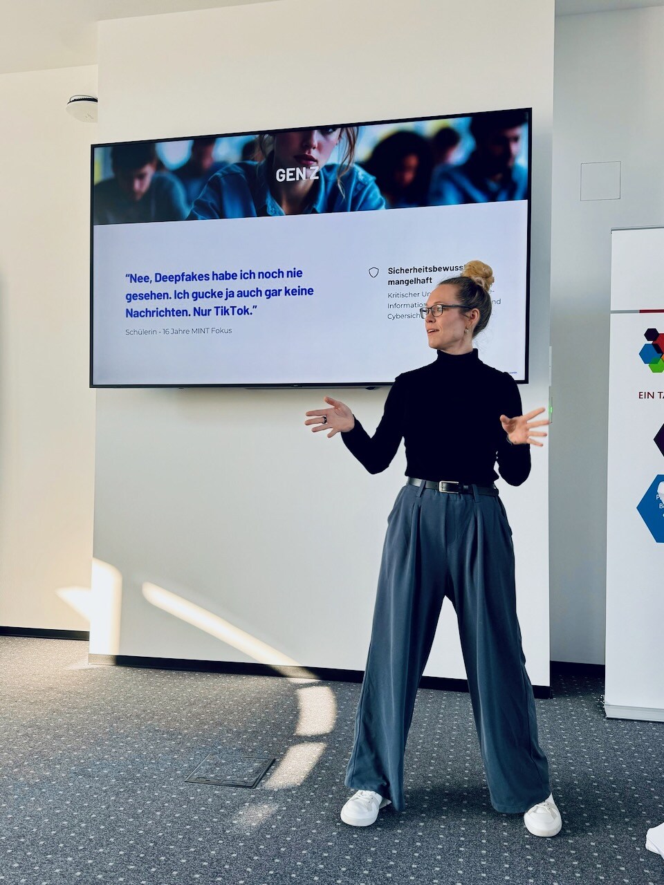 Keynote-GenZ-und-KI-Wirtschaft-und-Bildungswesen-Anna-Rüde-KI-Strategie-Expertin Keynote-GenZ-und-KI-Wirtschaft-und-Bildungswesen-Anna-Rüde-KI-Strategie-Expertin